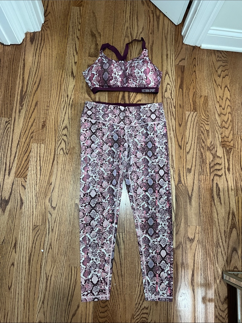 Victoria Sport Pink Snake-Print High-Rise Leggings & Bra Set L/38DD